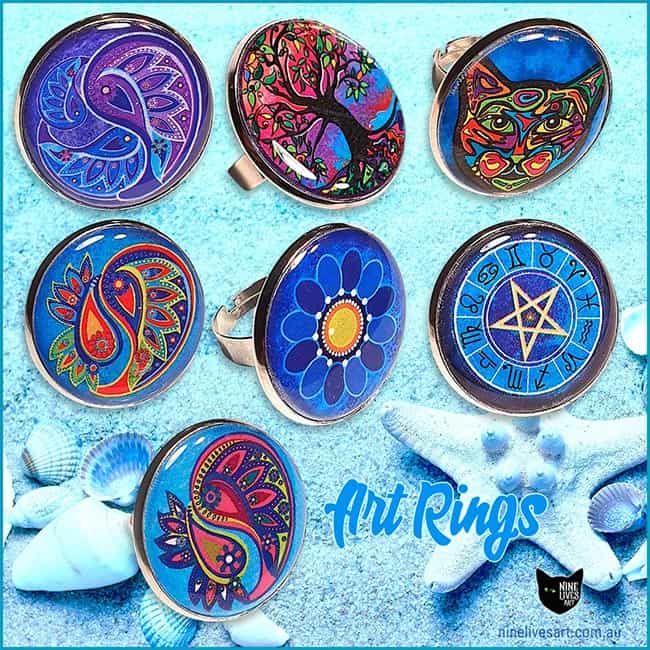 Novelty colourful art rings sealed under 25mm flat resin disc in tarnish free adjustable ring base