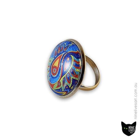 Side view 25mm cabochon art ring featuring paisley design in blue colours